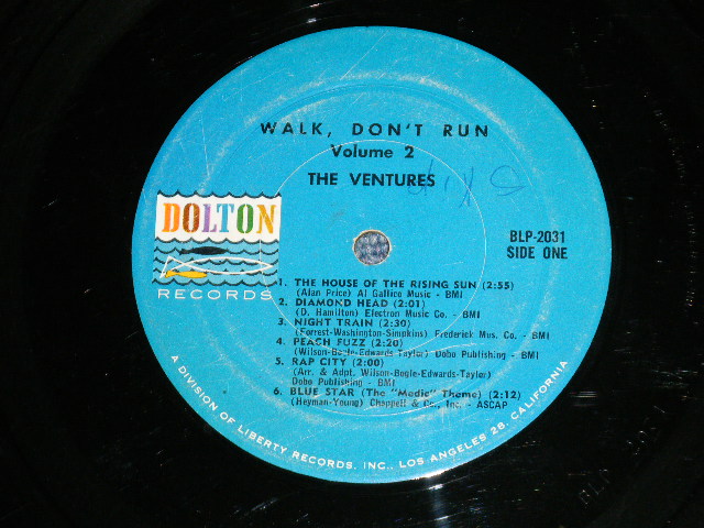 画像: WALK DON'T RUN VOL.2 : 2nd press Jacket NON SWEAT SHIRT Version  1965 US AMERICA ORIGINAL "BLUE with BLACK PRINT Label"  MONO